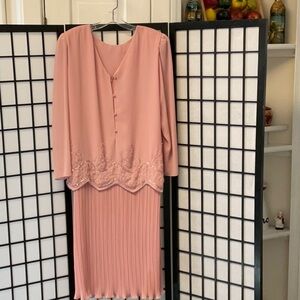 Beautiful dress great for wedding size 18 shoulder pads